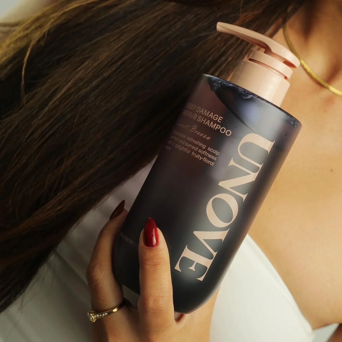 UNOVE Deep Damage Repair Shampoo for healthy, soft hair with fruity-floral scent